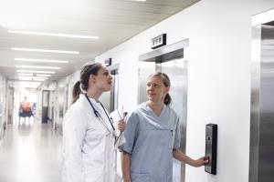 Kone'den Hastanelere Özel yatak Asansörleri Güçlü, Hijnenik, Güvenli